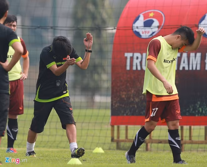 HLV Miura tung bài tập lạ mắt rèn thể lực cho U23 HLV Miura tung bai tap la mat ren the luc cho U23