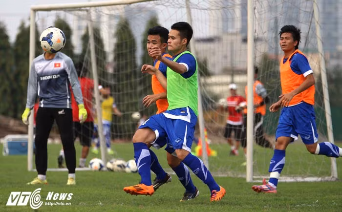 HLV Miura tung bài tập lạ mắt rèn thể lực cho U23 - Hình 2 HLV Miura tung bai tap la mat ren the luc cho U23-Hinh-2