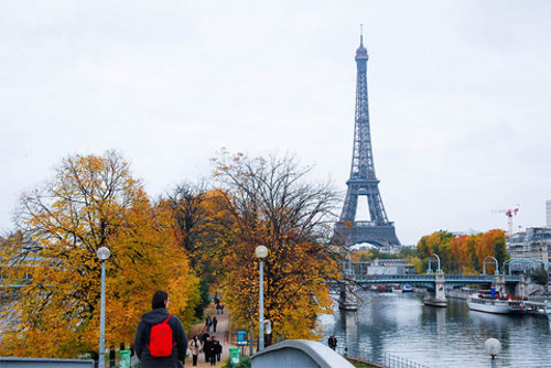 Tuy nhiên, Paris vẫn bị gắn mắc “thành phố tồi tệ nhất thế giới” trong các cuộc khảo sát khách du lịch. Du khách thất vọng bởi sự thô lỗ của người dân địa phương. Nhân viên phục vụ ở quán café bất lịch sự. Không chỉ thế, nhiều ý kiến còn cho rằng thành phố này khá bẩn và đắt đỏ.