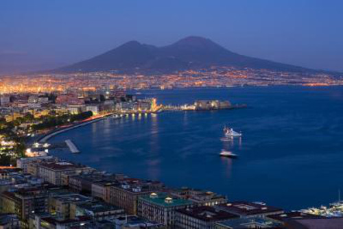Napoli, Italy được biết đến là thành phố đẹp ở miền nam đất nước hình chiếc ủng. Tuy nhiên, không ít du khách phải thất vọng khi nhìn thấy nơi đây như một thành phố lộn xộn, dơ bẩn. Người đi đường khá lộn xộn, đường phố đầy rác, vương vãi khắp ra lòng đường, vỉa hè.