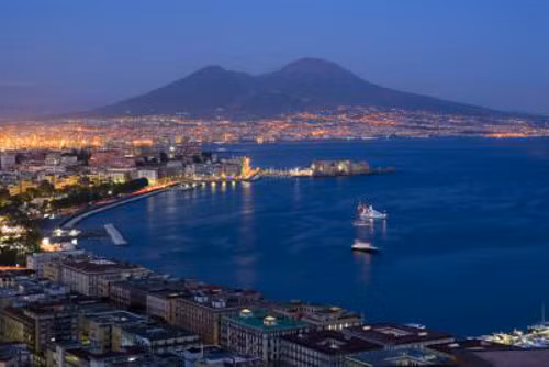 Napoli, Italy được biết đến là thành phố đẹp ở miền nam đất nước hình chiếc ủng. Tuy nhiên, không ít du khách phải thất vọng khi nhìn thấy nơi đây như một thành phố lộn xộn, dơ bẩn. Người đi đường khá lộn xộn, đường phố đầy rác, vương vãi khắp ra lòng đường, vỉa hè.