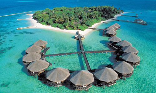 Bali (Indonesia). Từng được biết đến như một thiên đường, song nhiều du khách lại cho biết, Bali không để lại nhiều ấn tượng. Những bãi biển nổi tiếng khá bẩn, và thường xuyên quá tải du khách. Tệ hơn còn có không ít kẻ lừa đảo.