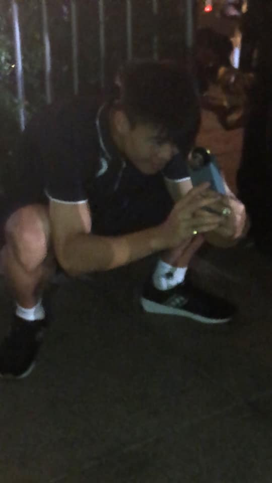 Thế nhưng vừa sang đến Malaysia, Duy Mạnh ngay lập tức bị Đức Huy "hành hạ" bằng cách bắt chụp ảnh phải có tâm. Chú rể cũng rất nhiệt tình, không quản ngại để có được góc chụp đẹp nhất cho đàn anh tại Malaysia. Đây chính xác là một người bạn có tâm ai cũng cần có đây rồi.