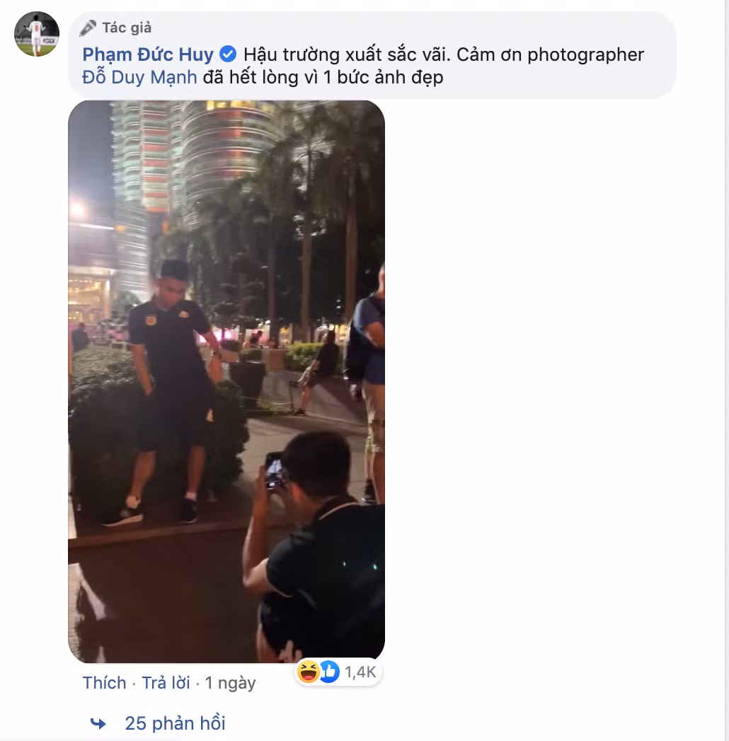 Duy Mạnh không ngần ngại lăn lộn, quỳ xuống mặt đường để giúp Đức Huy sở hữu một tấm ảnh đẹp nhất đăng Facebook khiến người hâm mộ bật cười vì độ "sống ảo" của các cầu thủ.