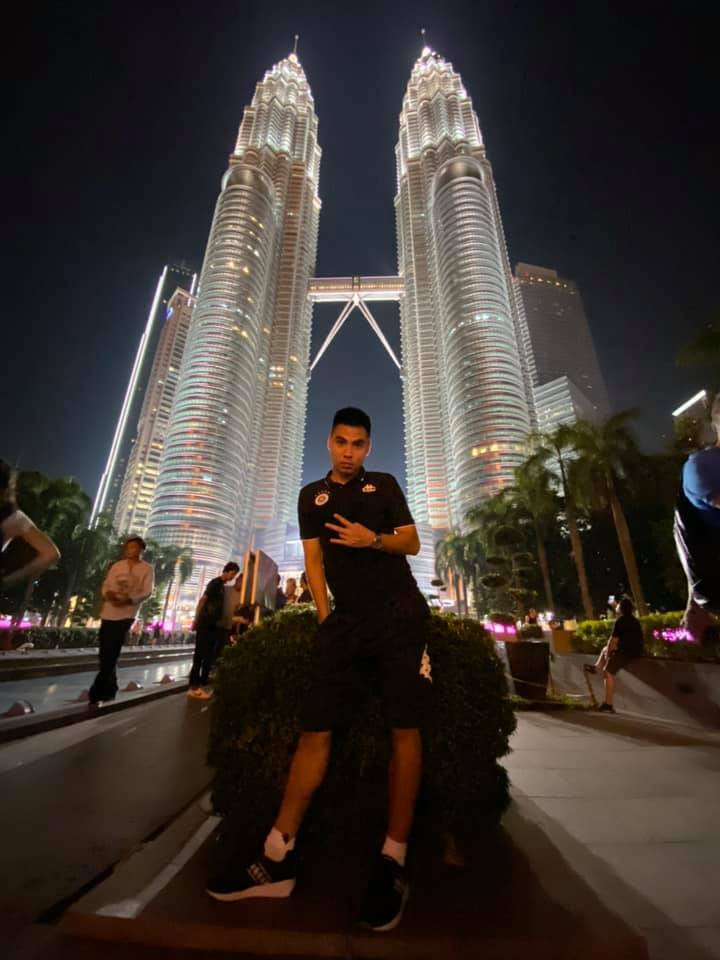 Hiện, CLB Hà Nội đang ở Malaysia đá giải giao hữu với một số đội bóng trong khu vực. Chẳng thế mà ngay sau khi vừa ăn hỏi, Duy Mạnh đã vội vã lên đường sang hội quân cùng đồng đội, cũng chính vì bận đi du đấu nên anh vợ Duy Mạnh là Văn Quyết cũng vắng mặt trong đám hỏi của em vợ.