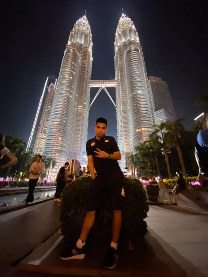 Hiện, CLB Hà Nội đang ở Malaysia đá giải giao hữu với một số đội bóng trong khu vực. Chẳng thế mà ngay sau khi vừa ăn hỏi, Duy Mạnh đã vội vã lên đường sang hội quân cùng đồng đội, cũng chính vì bận đi du đấu nên anh vợ Duy Mạnh là Văn Quyết cũng vắng mặt trong đám hỏi của em vợ.