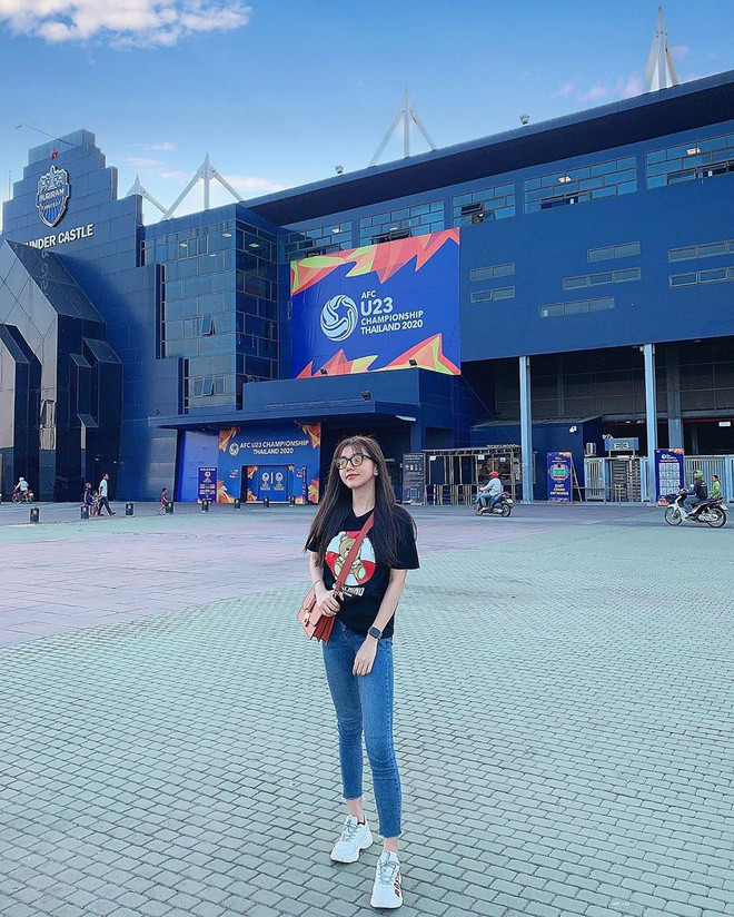 Trước đó, bạn gái cầu thủ Hoàng Đức đã khoe hình ảnh cô trực tiếp tới Thái Lan để cổ vũ bạn trai cầu thủ tham dự VCK U23 Châu Á 2020. Trên trang cá nhân, cô đăng tải trạng thái: "Under the same sky, Dreaming the same dream..." (tạm dịch: Cùng dưới một bầu trời, cùng chung một giấc mơ).