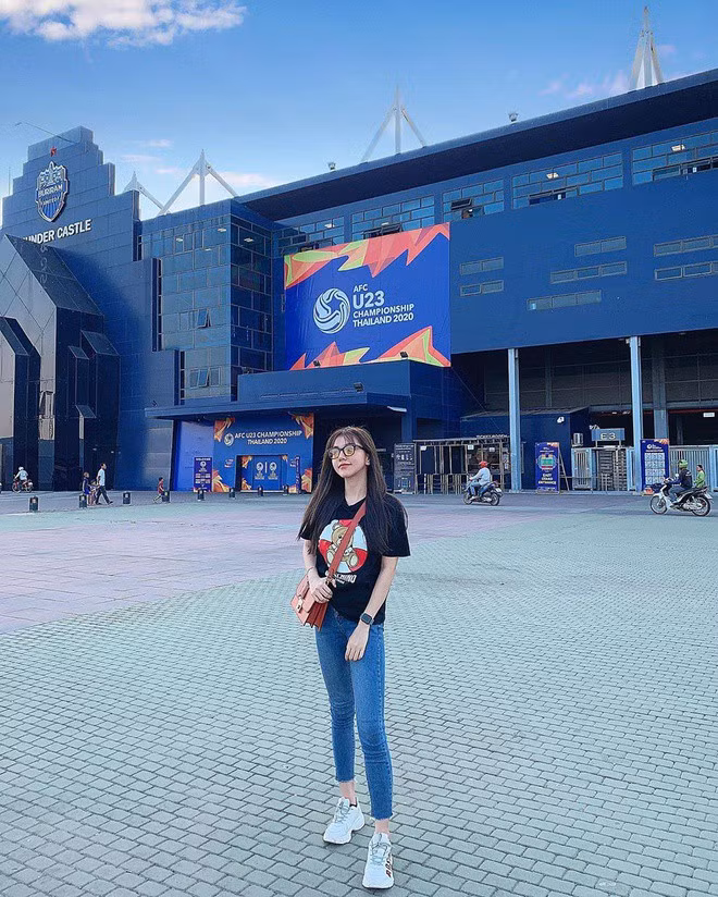 Trước đó, bạn gái cầu thủ Hoàng Đức đã khoe hình ảnh cô trực tiếp tới Thái Lan để cổ vũ bạn trai cầu thủ tham dự VCK U23 Châu Á 2020. Trên trang cá nhân, cô đăng tải trạng thái: "Under the same sky, Dreaming the same dream..." (tạm dịch: Cùng dưới một bầu trời, cùng chung một giấc mơ).