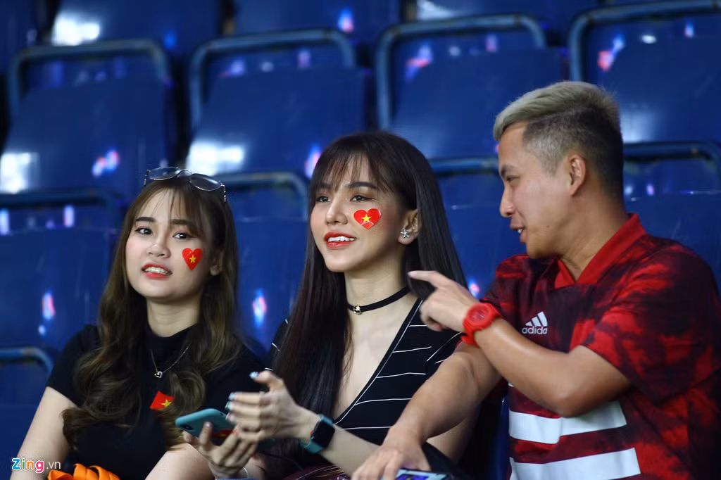 Trong trận đấu tối 13, Gia Hân, bạn gái cầu thủ Hoàng Đức cũng có mặt để cổ vũ bạn trai và các cầu thủ U23 Việt Nam. Cô nàng ngay lập tức thu hút sự chú ý của truyền thông vì quá xinh đẹp, sở hữu góc nghiêng cực kỳ thần thánh. Như mọi khi, hot girl diện trang phục phong cách khoẻ khoắn, quyến rũ. Ảnh: Zing.