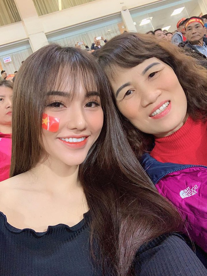 Hot girl gốc Đồng Nai từng cùng mẹ của Hoàng Đức có mặt trên khán đài sân vận động Mỹ Đình để theo dõi nam cầu thủ thi đấu. Nhìn vào bức ảnh có thể thấy mối quan hệ giữa con dâu - mẹ chồng tương lai khá tốt đẹp.