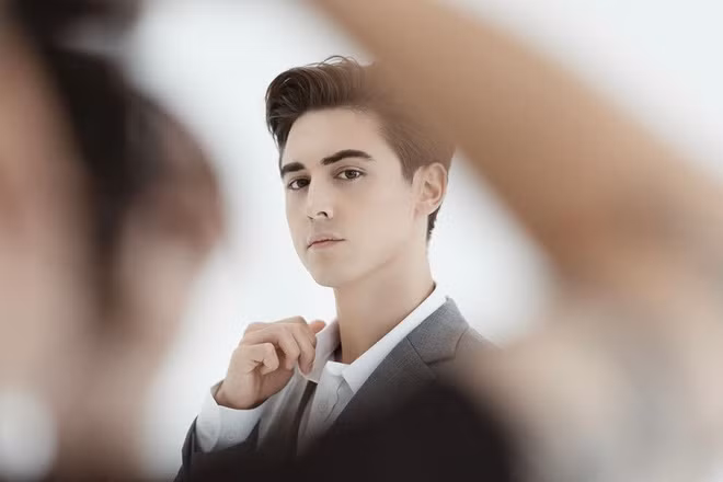 Mặc dù đã gần 30 tuổi nhưng Yura Po trông vẫn cực kỳ trẻ trung, đúng chất hot boy mặt búng ra sữa.