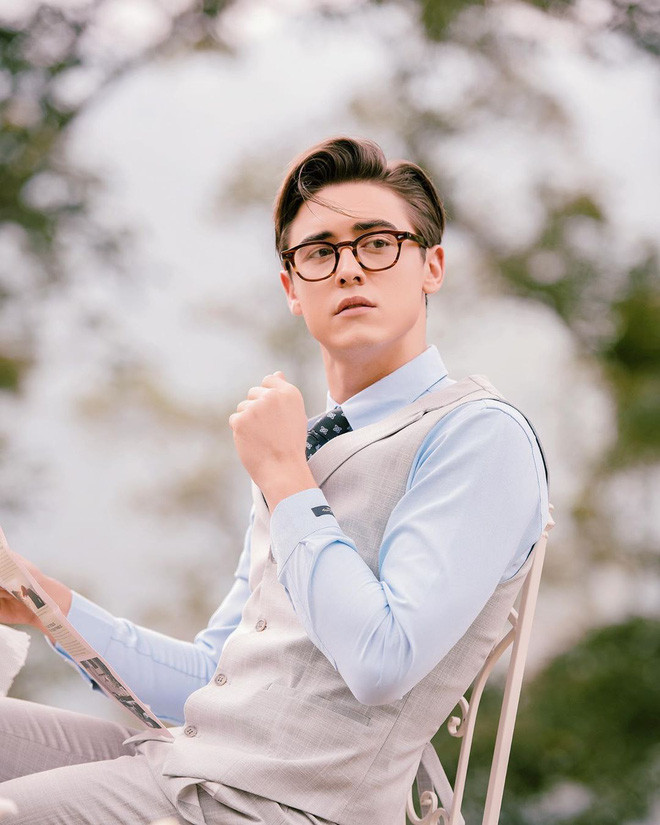 Yura Po sở hữu đôi mắt sâu cuốn hút, hàng lông mày rậm và khuôn mặt góc cạnh cực kỳ ăn hình. Bên cạnh đó nước da trắng và vóc dáng cao to của anh chàng cũng khiến bất kỳ cô gái nào đều phải "gục ngã".