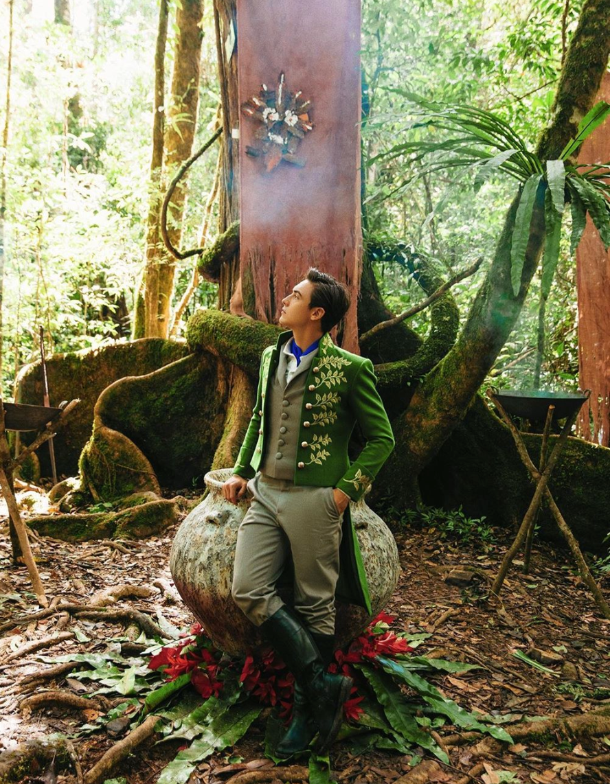 Nhiều khán giả đã nhanh mắt nhận ra, chàng trai xuất hiện trong MV của Amee cũng chính là nam thần đã góp mặt trong ca khúc đầu tay của Kaity Nguyễn là "Nếu anh không phiền". Thời điểm đó, hot boy Tây cũng từng khiến cộng đồng mạng xao xuyến vì quá đẹp trai.