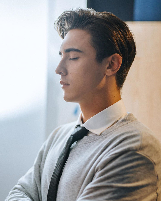 Góc nghiêng thần thánh của Yura Po là điểm cộng cho chàng hot boy Tây trong việc khiến trái tim của các cô gái đổ gục.