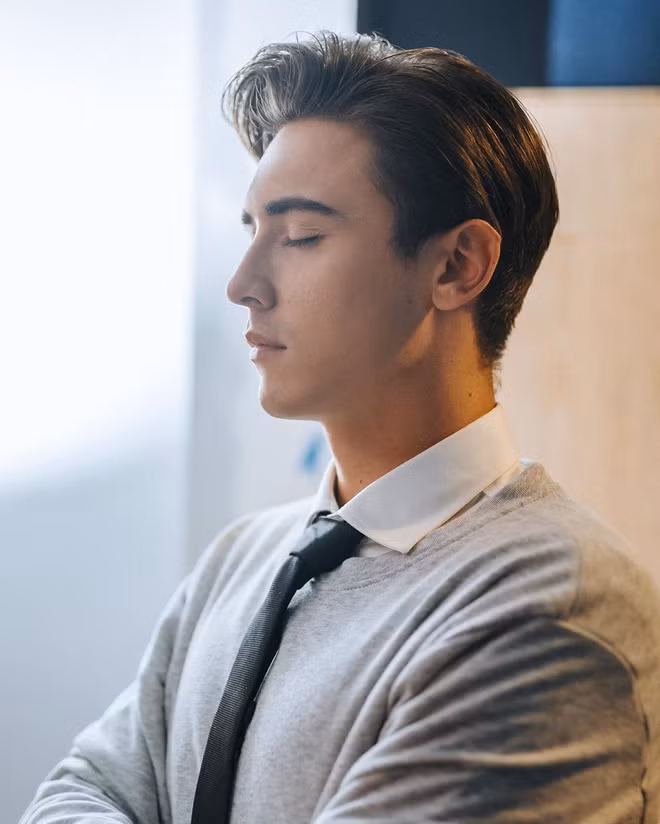 Góc nghiêng thần thánh của Yura Po là điểm cộng cho chàng hot boy Tây trong việc khiến trái tim của các cô gái đổ gục.