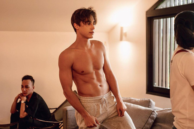 Không chỉ có khuôn mặt đẹp, body của Yura Po cũng thuộc dạng cực phẩm khiến không ai có thể rời mắt.