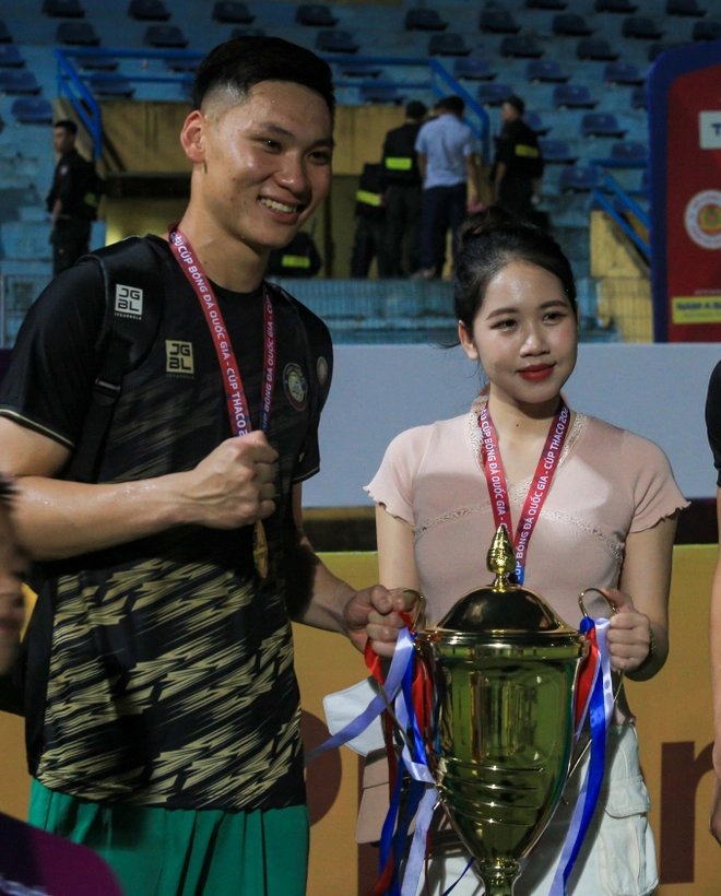 Không ít lần cô nàng xuất hiện trên khán đài để cổ vũ cho bạn trai.