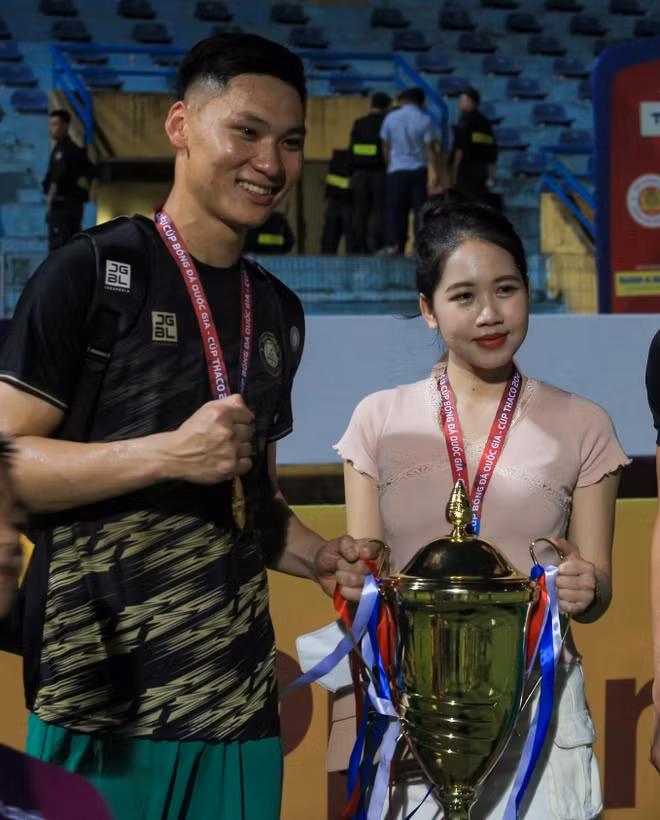 Không ít lần cô nàng xuất hiện trên khán đài để cổ vũ cho bạn trai.