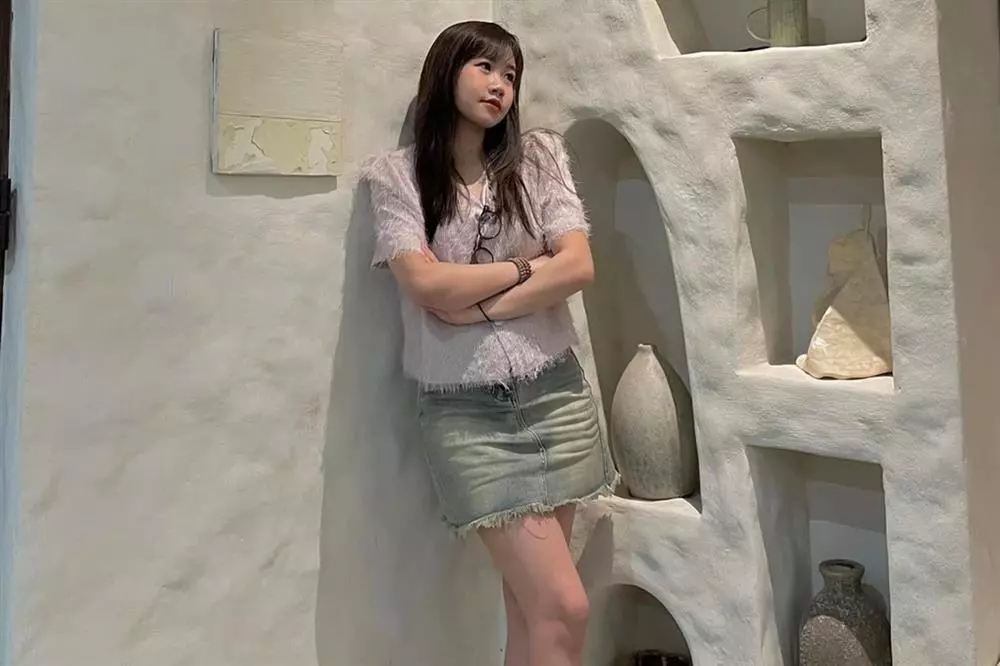 Lựa chọn phong cách nhẹ nhàng, kín đáo và nữ tính, bạn gái thủ môn Xuân Hoàng ít khi chia sẻ những hình ảnh gợi cảm, táo bạo.