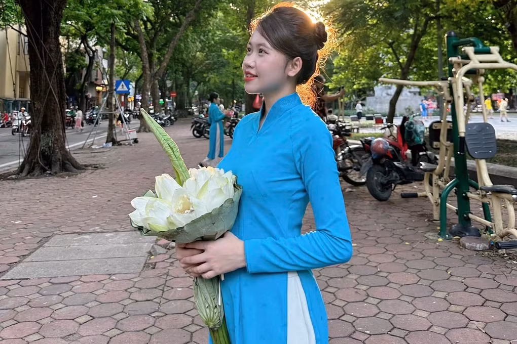 Nguyễn Ngọc Ánh (SN 1999) được biết đến là bạn gái của cựu thủ môn U23 Việt Nam Trịnh Xuân Hoàng (SN 2001, Thanh Hóa). Hiện tại, công việc chính của cô nàng là tiếp viên hàng không, ngoài ra cô còn kinh doan online.