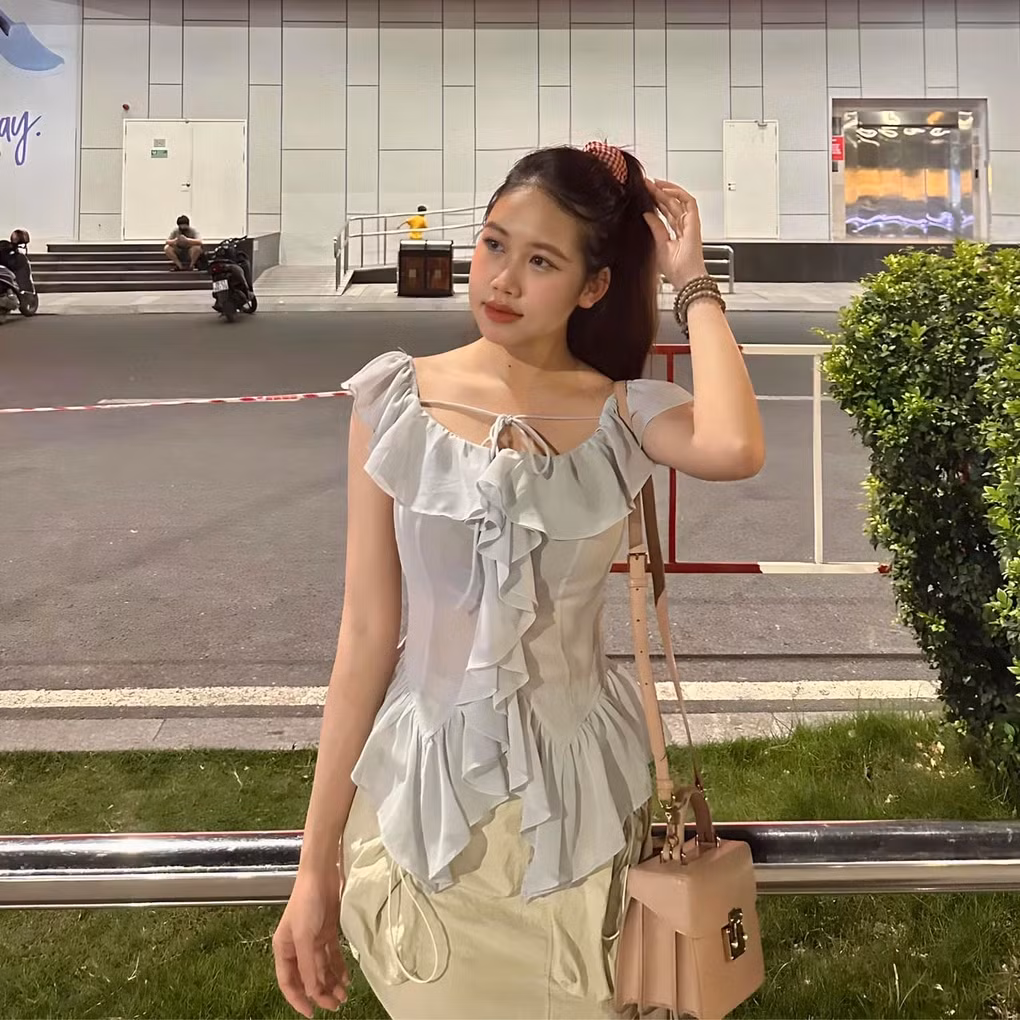 Ngọc Ánh sở hữu gương mặt thon gọn, hài hòa ưa nhìn và thân hình mảnh mai, quyến rũ.