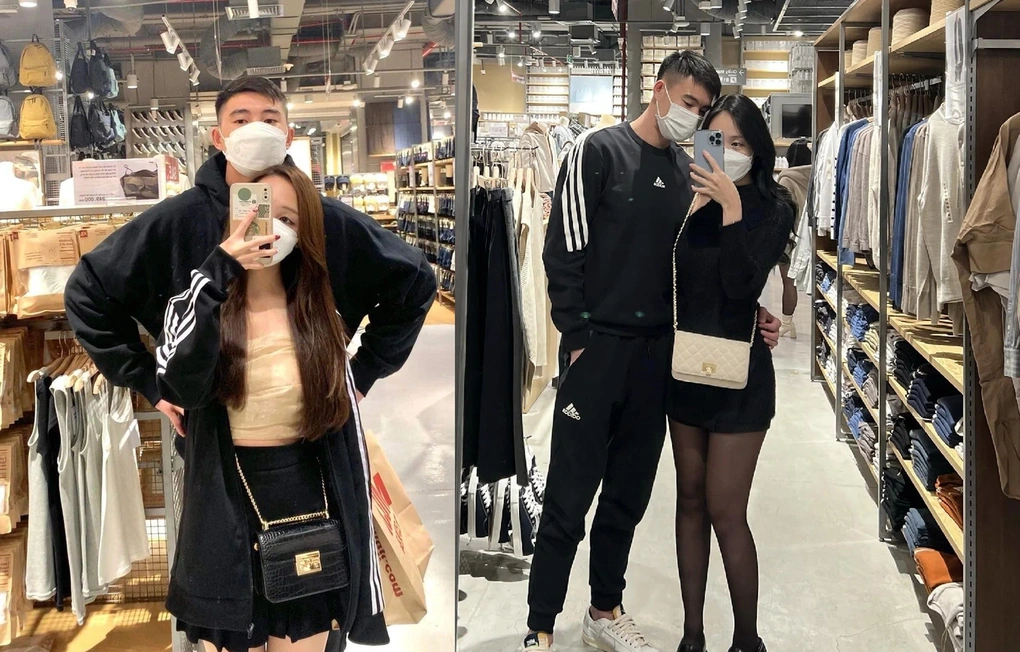 Chụp ảnh trước gương được xem là "đặc sản" của bộ đôi này. Văn Chuẩn thường xuyên tạo dáng tình cảm như ôm cổ, ôm eo bạn gái.