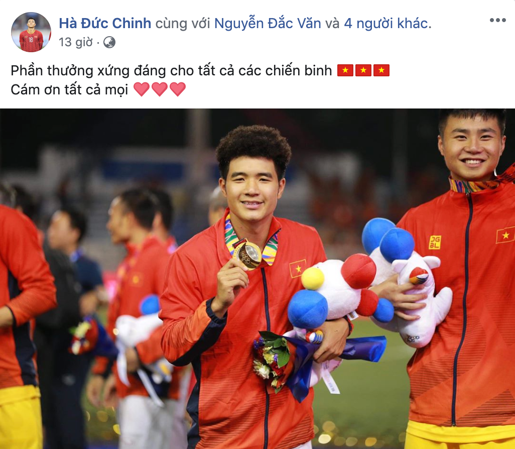 "Vua phá lưới" Hà Đức Chinh gửi lời cảm ơn tới người hâm mộ. Anh chàng còn không quên tag người yêu vào bài viết vô cùng ngọt ngào.