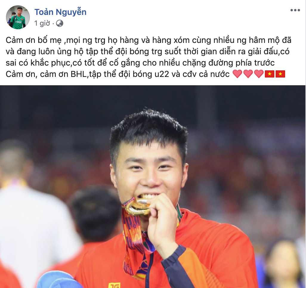 Sau khi đoạt HCV SEA Games, Văn Toản dành thời gian viết hẳn một tâm thư cảm ơn gửi tới gia đình, họ hàng và cả hàng xóm. Bài viết của thủ thành quê Hải Phòng được người hâm mộ dành lời khen vì quá đáng yêu và chân thành.