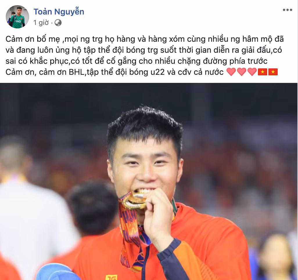 Sau khi đoạt HCV SEA Games, Văn Toản dành thời gian viết hẳn một tâm thư cảm ơn gửi tới gia đình, họ hàng và cả hàng xóm. Bài viết của thủ thành quê Hải Phòng được người hâm mộ dành lời khen vì quá đáng yêu và chân thành.