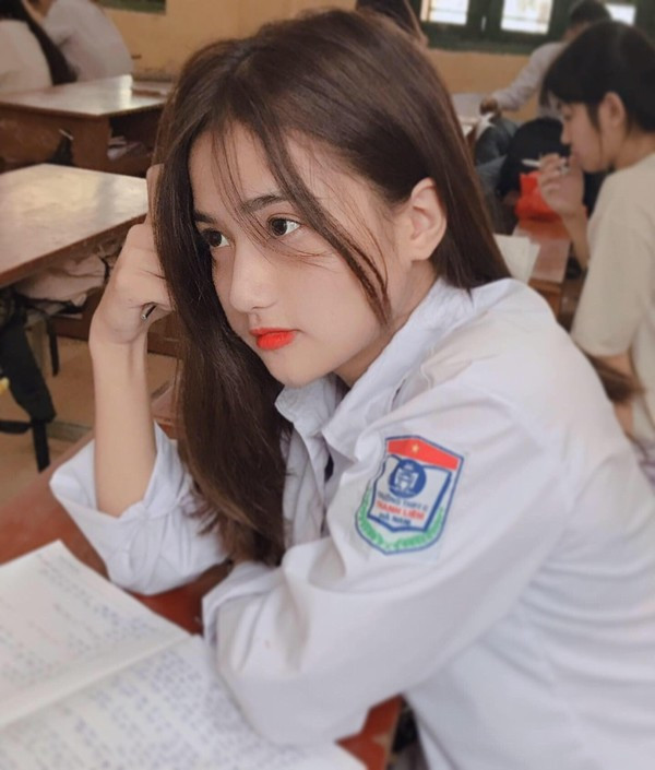 Chia sẻ về việc được yêu mến trên mạng xã hội, hot girl đồng phục 10X cho biết cô nàng khá bất ngờ nhưng cũng vô cùng thích thú. Vì được rất nhiều người biết đến và dành lời khen cho nhan sắc của mình nên Hằng cũng không tránh khỏi sự lo lắng.