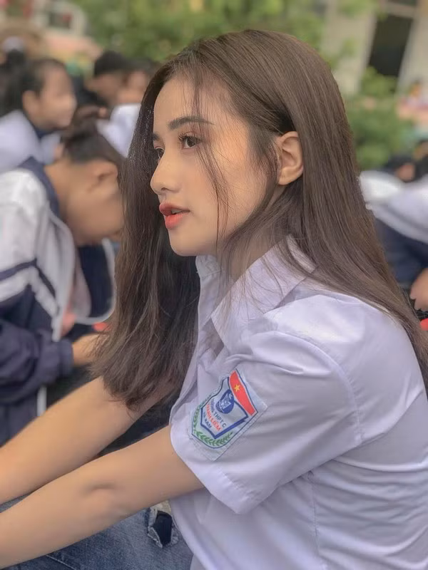 Với góc nghiêng thần thánh, cô nàng khiến nhiều trái tim điêu đứng. Thậm chí có ý kiến cho rằng cô bạn này chắc chắn là con lai bởi khuôn mặt khá Tây và mái tóc hung vàng.