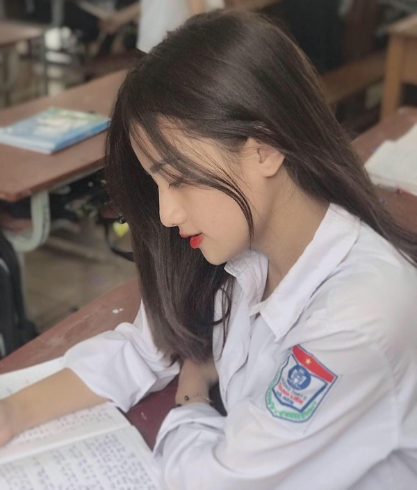 Được biết, hot girl đồng phục xinh đẹp này là Khương Thanh Hằng, sinh năm 2002, học sinh lớp 12 tại một trường THPT ở Hà Nam.
