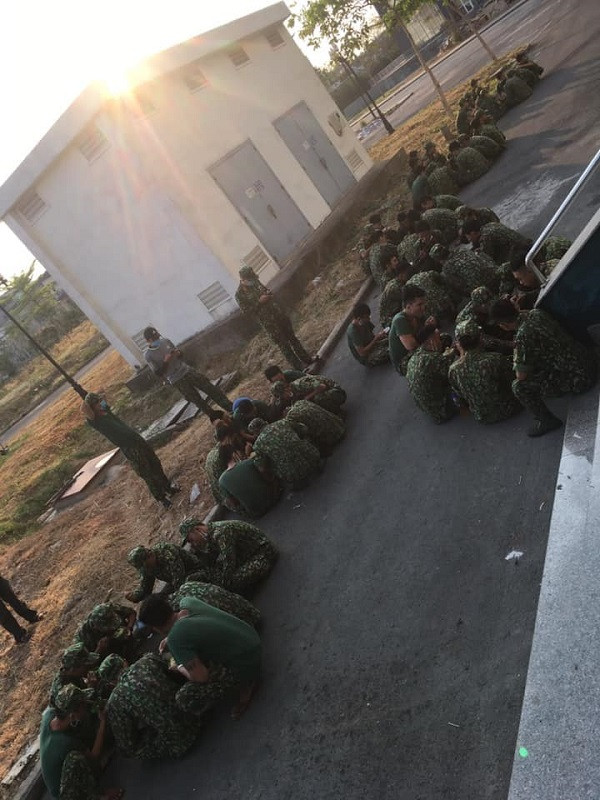 Các chiến sĩ tập trung theo từng nhóm, ăn mì tôm ngay dưới đường nhựa là hình ảnh đẹp được dân mạng lan truyền nhiều nhất trong những ngày dịch Covid-19 đang diễn biến phức tạp.