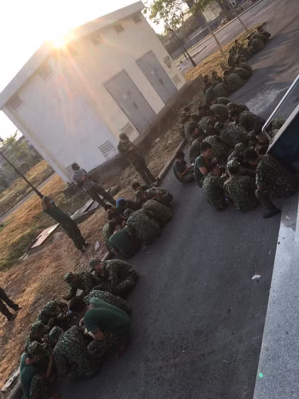 Các chiến sĩ tập trung theo từng nhóm, ăn mì tôm ngay dưới đường nhựa là hình ảnh đẹp được dân mạng lan truyền nhiều nhất trong những ngày dịch Covid-19 đang diễn biến phức tạp.