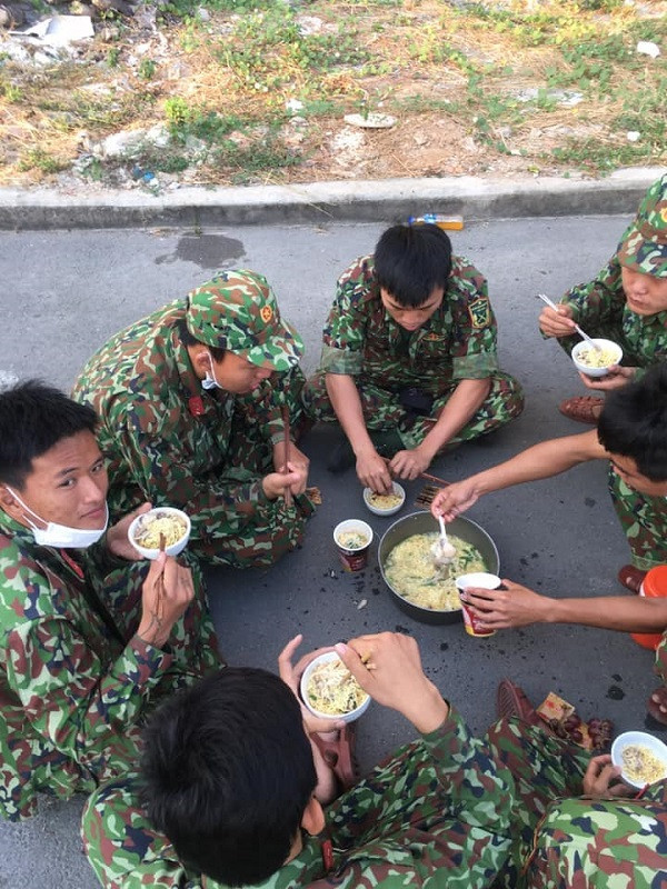Cứ vài chiến sĩ một nồi mì tôm, ngồi bệt ngay dưới đường để ăn cho nhanh còn tiếp tục làm nhiệm vụ quốc gia. Dù ăn uống không đầy đủ dinh dưỡng, điều kiện sinh hoạt cũng bị hạn chế nhưng ai cũng quyết tâm chống dịch.