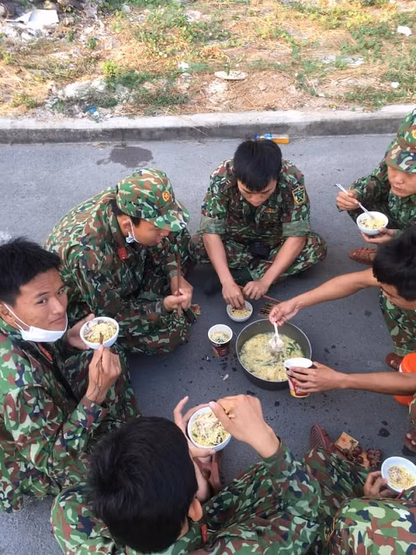Cứ vài chiến sĩ một nồi mì tôm, ngồi bệt ngay dưới đường để ăn cho nhanh còn tiếp tục làm nhiệm vụ quốc gia. Dù ăn uống không đầy đủ dinh dưỡng, điều kiện sinh hoạt cũng bị hạn chế nhưng ai cũng quyết tâm chống dịch.