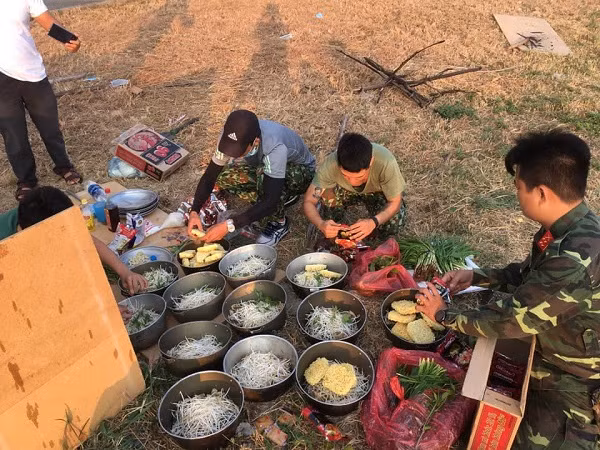 Dù liên tục làm việc ngày này qua ngày khác, nhưng bữa ăn của các chiến sĩ khá khẩn trương để phục vụ những người đang cách ly Covid-19. Những bữa cơm vội với mì tôm với giá và hành được triển khai ngay nơi trực chiến.