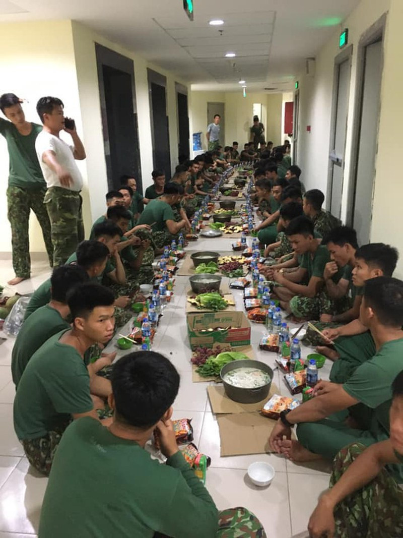 Bữa sáng thì mì tôm với giá, bữa đêm các chiến sĩ cũng chỉ ăn chung nồi cháo trắng với rau xanh. Mỗi người có thêm một chai nước lọc, hộp sữa và gói bim bim do các mạnh thường quân ủng hộ.