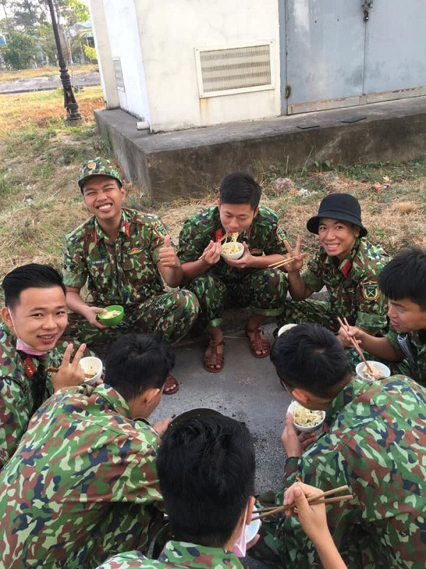 Nụ cười tươi của các chiến sĩ khiến dân mạng để lại bình luận: "Nhìn điều kiện sinh hoạt của các chiến sĩ, mình rớt nước mắt. Cuộc chiến chống đại dịch Covid-19 vẫn đang tiếp diễn, chẳng biết đến bao giờ mới kết thúc, chỉ mong các chiến sĩ luôn mạnh khoẻ để làm nhiệm vụ", "Đấy, thế mà các con trời được ăn sung mặc sướng, phục vụ trong khu cách ly vẫn chê ỏng chê eo. Mỗi người có ý thức thì đã không ai phải khổ" - Dân mạng bình luận.