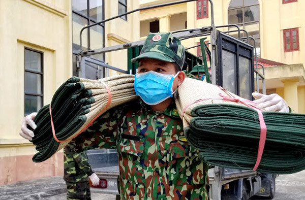 Ăn uống xong, các "chú bộ đội" lại tiếp tục làm việc, hết sức hỗ trợ cả những người cách ly và cả nhân viên y tế trong khu.