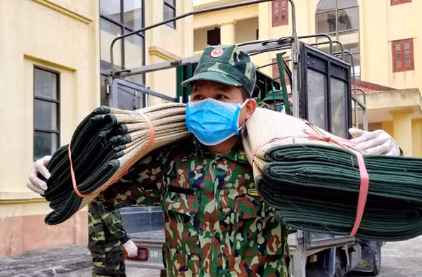 Ăn uống xong, các "chú bộ đội" lại tiếp tục làm việc, hết sức hỗ trợ cả những người cách ly và cả nhân viên y tế trong khu.