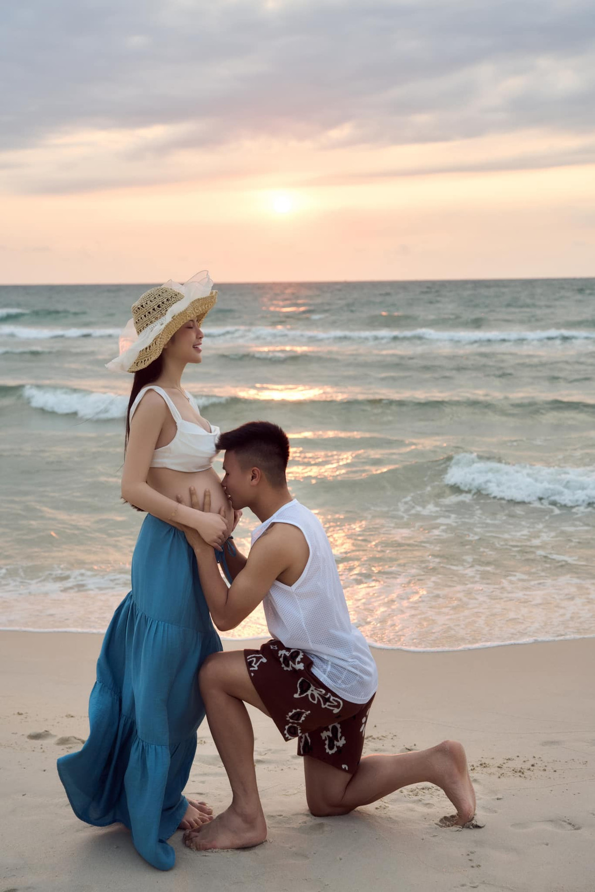 Xuất hiện bên cạnh vợ, Quang Hải hết sức cưng chiều Thanh Huyền, hôn lên bụng bầu của vợ, nắm tay vợ khiêu vũ lãng mạn.