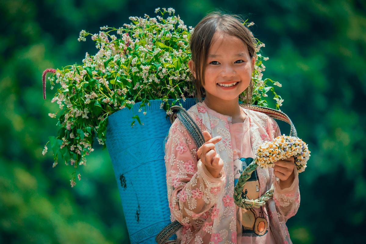 Có dịp lên thăm vùng núi cao Lào Cai, du khách cũng sẽ thường bắt gặp những hình ảnh hồn nhiên, rạng rỡ của trẻ em các dân tộc ít người nơi đây, dù cuộc sống thường ngày của các em còn có những thiệt thòi, thiếu thốn.