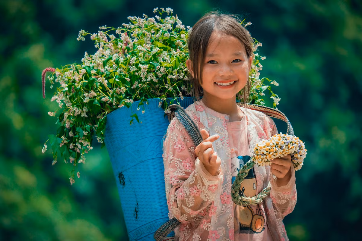 Có dịp lên thăm vùng núi cao Lào Cai, du khách cũng sẽ thường bắt gặp những hình ảnh hồn nhiên, rạng rỡ của trẻ em các dân tộc ít người nơi đây, dù cuộc sống thường ngày của các em còn có những thiệt thòi, thiếu thốn.
