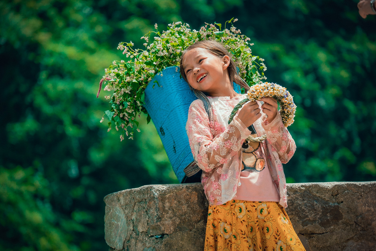 Không giống như những trẻ em ở thành thị, trẻ em vùng cao có cuộc sống khó khăn vất vả, có những em bé lớn thì phải lên rẫy phụ cha mẹ, có những em thì phải đi bán hoa cỏ, hay đặc sản cho khách du lịch để phụ kinh tế giúp cả nhà.