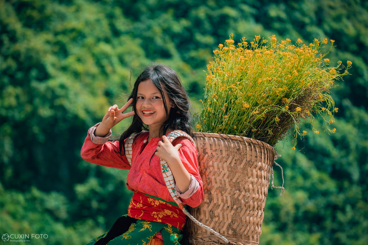 Có những bé gái gương mặt còn mang nét lai tây rất đáng yêu.