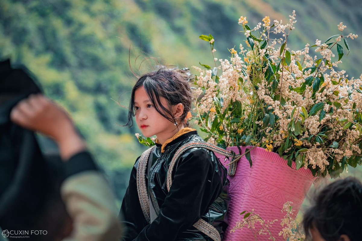 Không ăn diện gì, chỉ mặc trang phục truyền thống của dân tộc mình, cùng mái tóc rối bù không chải chuốt nhưng cô bé vẫn rất xinh đẹp - một nét đẹp không nhiễm bụi trần.