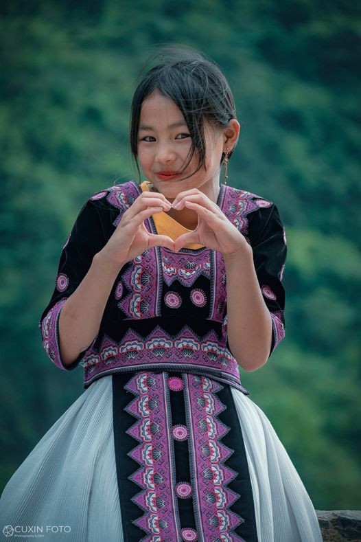 Nụ cười bẽn lẽn nhưng rất hồn nhiên, trong sáng.