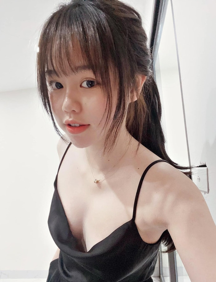 Thời gian gần đây, tin đồn Quang Hải đang hẹn hò với Huỳnh Anh (sinh năm 1999, hiện đang là du học sinh tại Học viện Kaplan Singapore) gây xôn xao mạng xã hội.