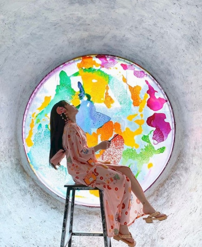 Sau đó, Huỳnh Anh đã đăng tải trạng thái đầy ẩn ý trên trang cá nhân: "Nếu bạn yêu ai đó nhiều như bạn nói. Bạn sẽ không đặt chúng vào vị trí mà họ sẽ bị tổn thương".